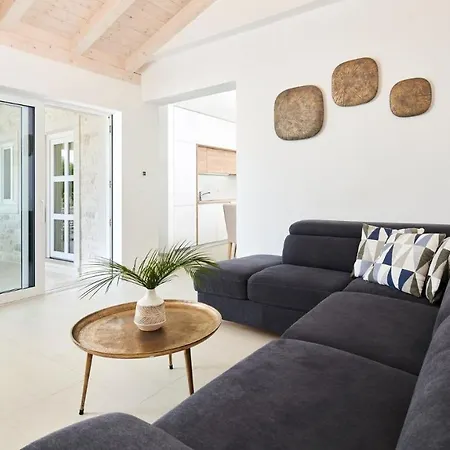 Villa Leon By Villas Holiday-2